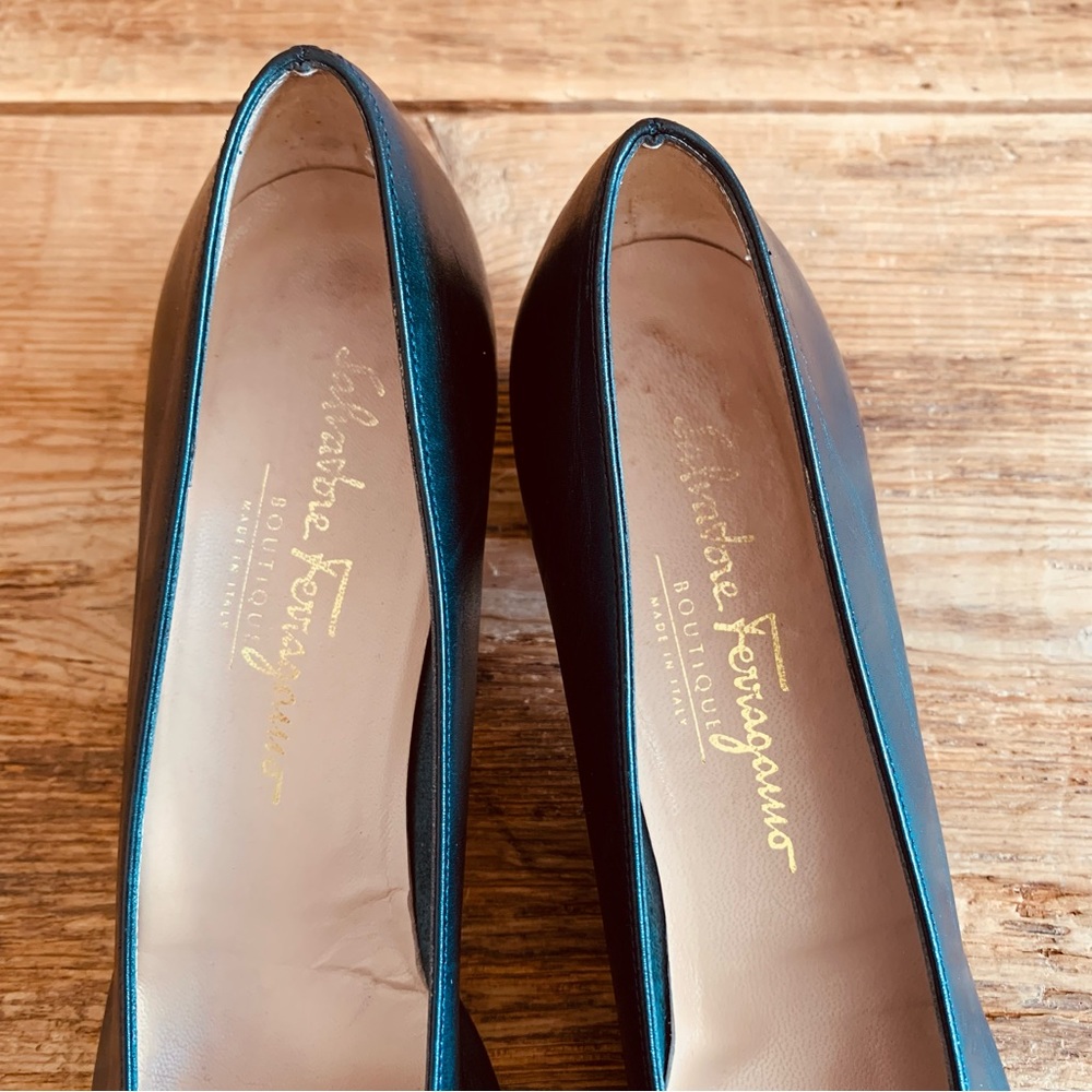 Salvatore Ferragamo—Vintage Vara Bow Heel Pumps, Double Bow (8.5 A2, Narrow) - Picture 6 of 13